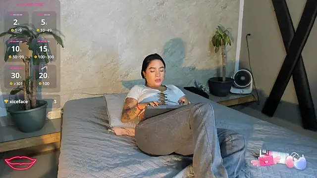 Snapshot of Estefy_gomez09 chatting on February 2025 11:41:01 PM Estefy gomez09 online show from February 2025 11:41:01 PM