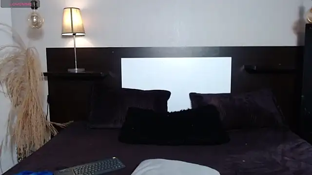 Liiamthompson online show from April 2026 07:18:01 PM