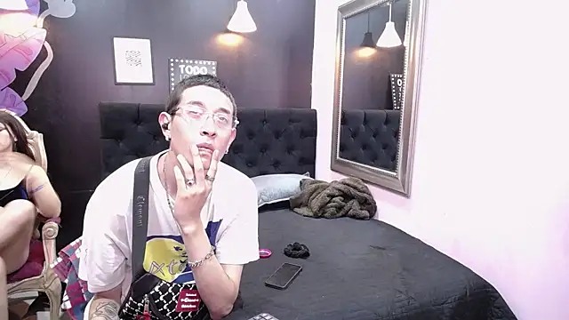 Snapshot of SimonAndJocelyn chatting on September 2025 02:52:01 PM SimonAndJocelyn online show from September 2025 02:52:01 PM