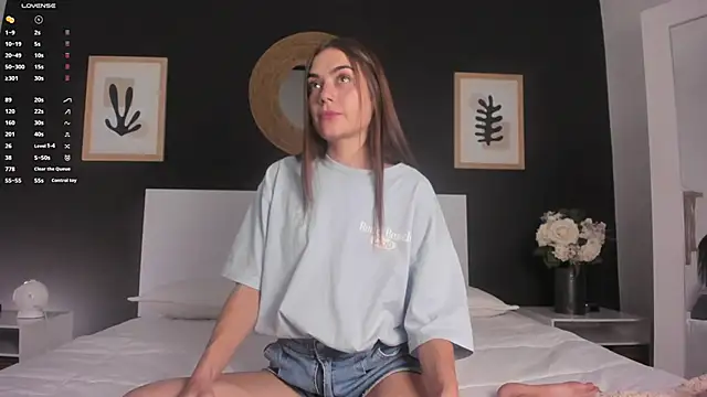 AlannaRussell  online show from October 2025 07:04:02 PM