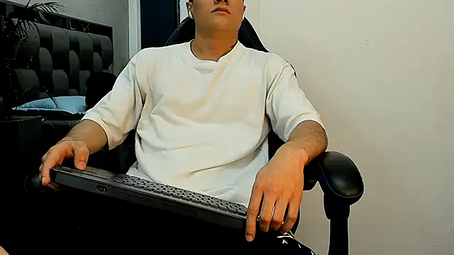 Snapshot of roan_birkin chatting on October 2025 07:25:01 PM roan birkin online show from October 2025 07:25:01 PM