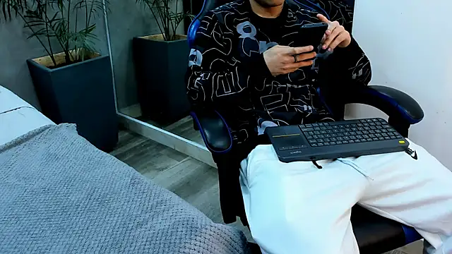 Snapshot of roan_birkin chatting on November 2025 07:08:02 PM roan birkin online show from November 2025 07:08:02 PM