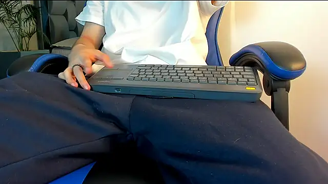 Snapshot of roan_birkin chatting on November 2025 07:12:01 PM roan birkin online show from November 2025 07:12:01 PM