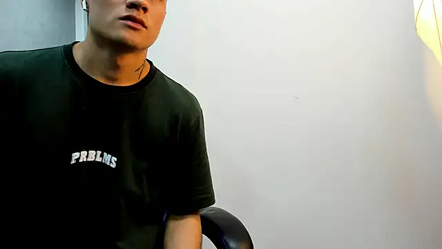 Snapshot of roan_birkin chatting on December 2025 07:23:02 PM roan birkin online show from December 2025 07:23:02 PM