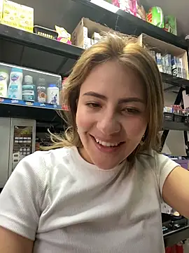 Snapshot of Andrea18_blonde chatting on June 2026 03:40:02 PM Andrea18 blonde online show from June 2026 03:40:02 PM