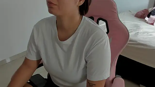 Anniferreira2 online show from October 2025 07:23:01 PM