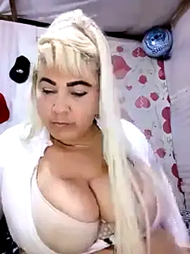 Snapshot of BonniAdams chatting on September 2025 09:59:02 PM BonniAdams online show from September 2025 09:59:02 PM