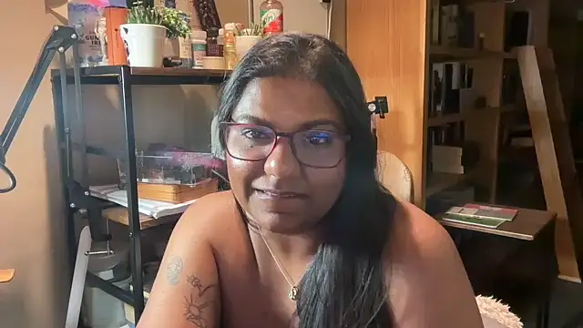 Snapshot of SophieStarShine chatting on October 2025 11:49:02 PM SophieStarShine online show from October 2025 11:49:02 PM