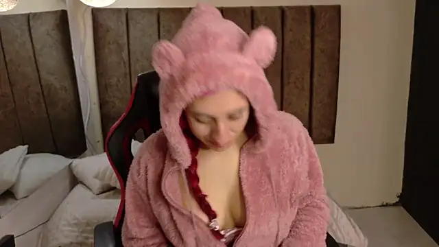 Alektra bryce online show from November 2025 07:35:01 PM