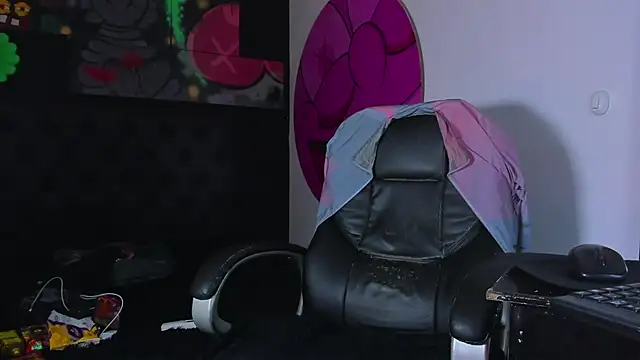 ISAAC CRYSTON online show from October 2025 07:47:01 PM