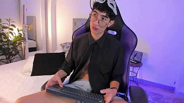 NovaaWheler online show from February 2025 01:43:01 PM