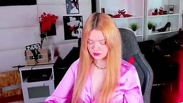 Snapshot of AdeleCartier chatting on February 2025 12:21:02 AM AdeleCartier online show from February 2025 12:21:02 AM