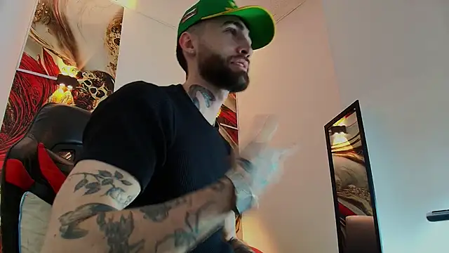 Luke davis01 online show from December 2025 01:09:02 PM