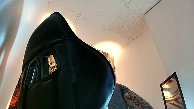 Luke davis01 online show from April 2026 01:01:02 PM