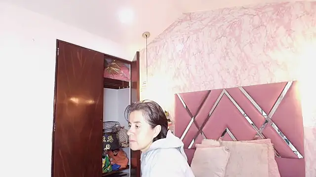 Saori Sann  online show from December 2025 12:23:02 PM