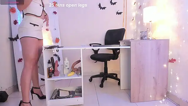 Emylyjonhs online show from October 2025 07:58:01 PM