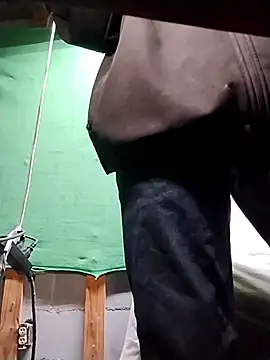 Snapshot of BrownSkinGuy420 chatting on February 2025 05:37:01 AM BrownSkinGuy420 online show from February 2025 05:37:01 AM