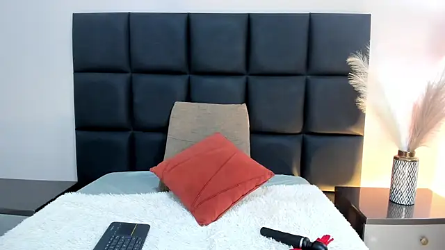 MiaHertz online show from December 2025 12:45:01 PM