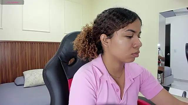 Snapshot of MELINAMARTINS chatting on November 2025 07:35:01 PM MELINAMARTINS online show from November 2025 07:35:01 PM