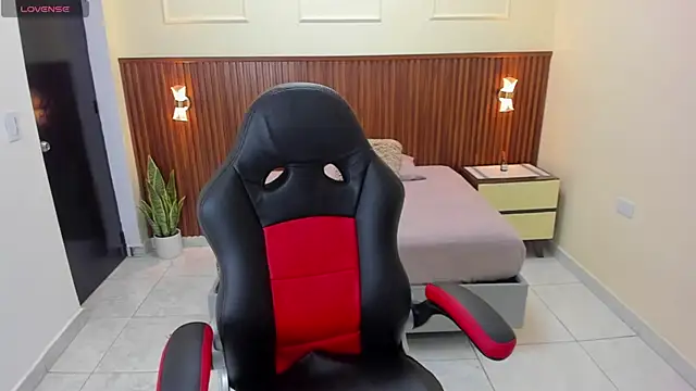 Snapshot of MELINAMARTINS chatting on November 2025 07:35:01 PM MELINAMARTINS online show from November 2025 07:35:01 PM