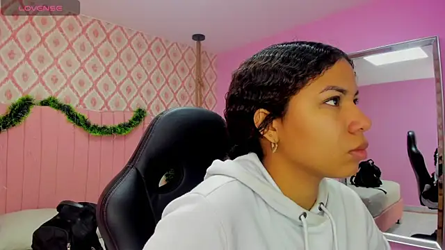 Snapshot of MELINAMARTINS chatting on November 2025 07:28:01 PM MELINAMARTINS online show from November 2025 07:28:01 PM