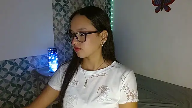 Snapshot of Emilybateee chatting on November 2025 06:12:01 PM Emilybateee online show from November 2025 06:12:01 PM