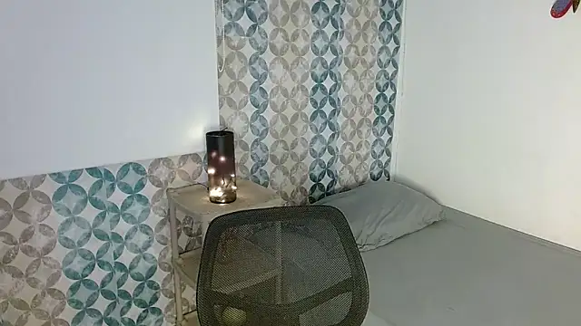 Snapshot of Emilybateee chatting on November 2025 06:18:02 PM Emilybateee online show from November 2025 06:18:02 PM