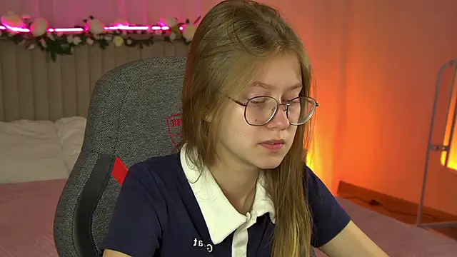 EveMundie online show from September 2025 06:26:02 AM