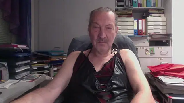 HMStraps01 online show from December 2025 05:41:01 PM