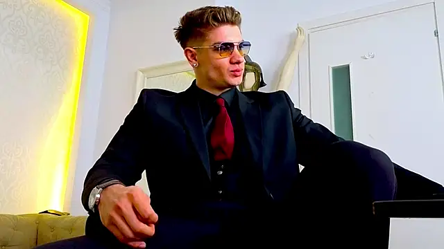 MaxKaiden online show from April 2026 05:00:02 AM