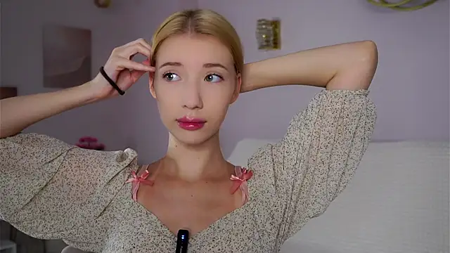 SunnivaCovil online show from November 2025 02:39:01 PM