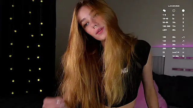 Snapshot of EmilaMills chatting on October 2025 11:11:02 PM EmilaMills online show from October 2025 11:11:02 PM