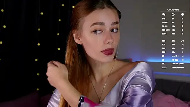 Snapshot of EmilaMills chatting on October 2025 12:33:02 AM EmilaMills online show from October 2025 12:33:02 AM