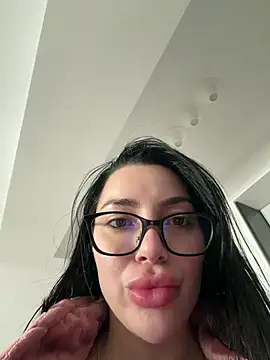 Mia Splash online show from February 2026 12:01:02 PM