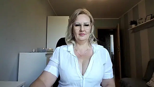 Snapshot of DianaLive chatting on May 2026 07:36:02 AM DianaLive online show from May 2026 07:36:02 AM