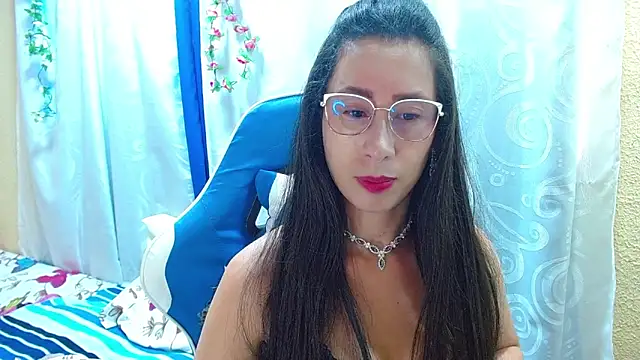 Snapshot of Gia_leinn chatting on November 2025 08:02:02 PM Gia leinn online show from November 2025 08:02:02 PM