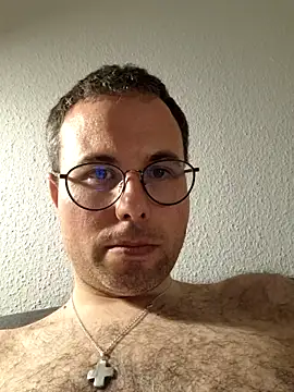 Simonudist online show from April 2026 07:19:01 PM