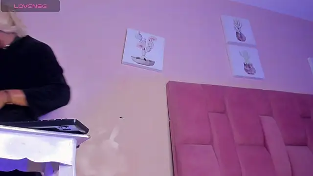 Snapshot of CHANELL_11INCHES chatting on October 2025 11:38:01 AM CHANELL 11INCHES online show from October 2025 11:38:01 AM