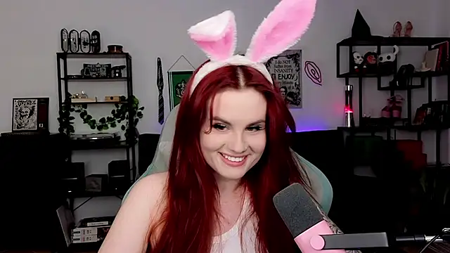 Snapshot of Della_Ideal chatting on April 2026 05:54:01 PM Della Ideal online show from April 2026 05:54:01 PM