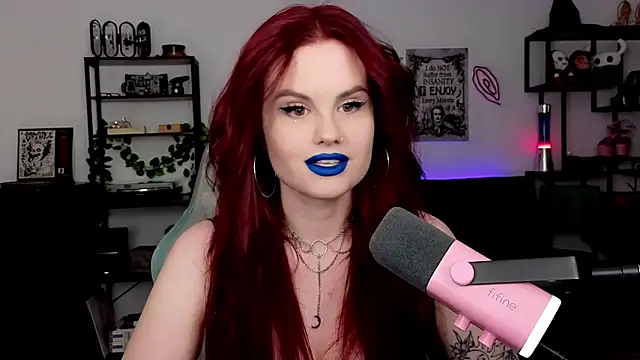 Snapshot of Della_Ideal chatting on April 2026 06:19:02 PM Della Ideal online show from April 2026 06:19:02 PM