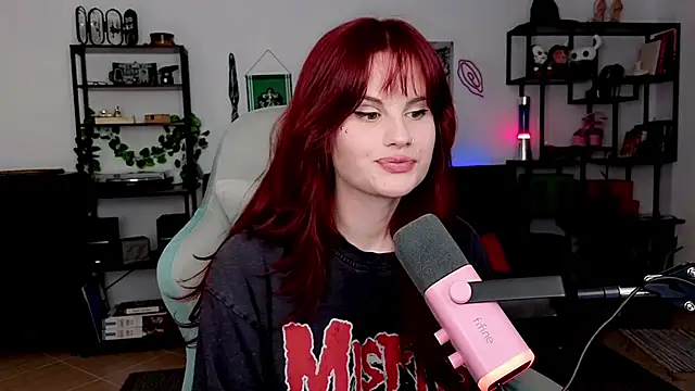 Snapshot of Della_Ideal chatting on April 2026 05:06:02 PM Della Ideal online show from April 2026 05:06:02 PM