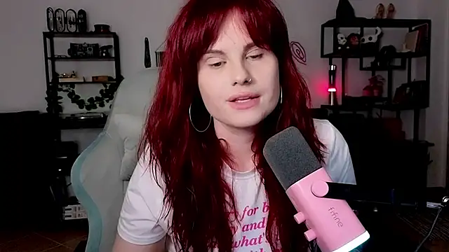 Snapshot of Della_Ideal chatting on April 2026 06:14:02 PM Della Ideal online show from April 2026 06:14:02 PM