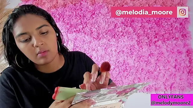 Snapshot of Melodymoore_ chatting on November 2025 10:21:02 PM Melodymoore online show from November 2025 10:21:02 PM