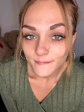 OCTAPUSSY2000 online show from November 2025 11:20:02 AM