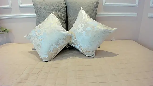 Lucy Canel online show from November 2025 07:12:01 PM