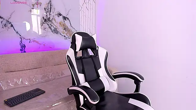 Snapshot of LexiAndDeker chatting on October 2025 05:20:02 PM LexiAndDeker online show from October 2025 05:20:02 PM