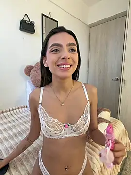 ZaraLuuv online show from April 2026 06:05:01 PM