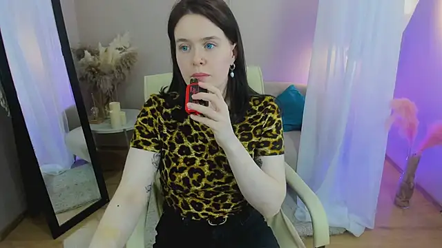 Snapshot of _LunaMirana_ chatting on March 2025 10:17:02 PM LunaMirana online show from March 2025 10:17:02 PM