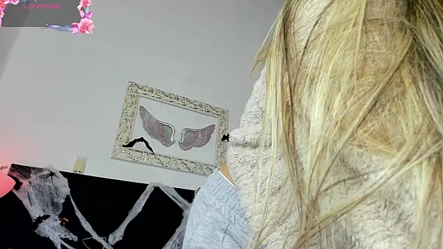 Snapshot of Lola_Blondie chatting on October 2025 12:14:02 PM Lola Blondie online show from October 2025 12:14:02 PM