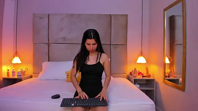 lucianasmith  online show from September 2025 12:43:02 PM